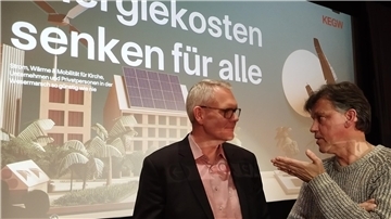 Der CDU-Landtagsabgeordnete Björn Thümler (links) fachsimpelt mit dem Klimafolgenforscher Dr. Udo Engelhardt.