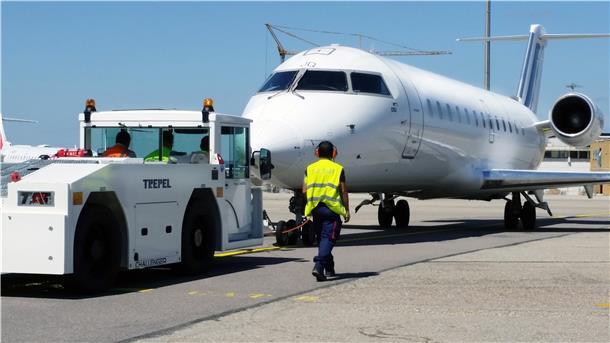 Der Challenger150 gehört zu den Geräten, die in Bremerhaven gebaut, gewartet und überholt werden, ein Flugzeugtraktor, der vor allem zum Bewegen von Boeing 737 und Airbus 320 konstruiert wurde.