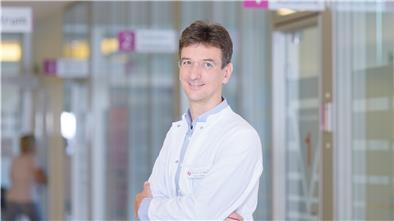 Der Chefarzt der Anästhesie und Intensivmedizin im Klinikum Reinkenheide, Dr. Oliver Radke, bereitet sich mit seinem Team auf die Aufnahme von Corona-Infizierten vor.
