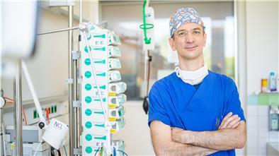 Der Chefarzt der Intensivstation im Klinikum Reinkenheide, Privat-Dozent Dr. Oliver Radke, behandelt mit seinem Team Covid-Patienten.