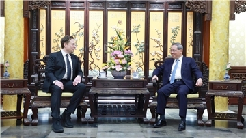 Der chinesische Premierminister Li Qiang trifft sich in Peking mit Elon Musk (l.).