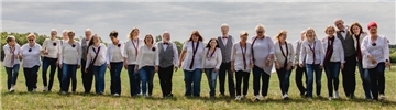 Der Chor "belCanto" mit seiner Chorleiterin Angela Martens (Fünfte von links) freut sich auf einen Auftritt am 20. September vor dem Gnarrenburger Netto-Markt.