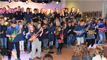 Der Chor der Zevener Gosekamp-Grundschule rockt und singt "Kinder an die Macht" von Herbert Grönemeyer.