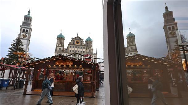 Mutmaßlicher IS-Anhänger in Augsburg festgenommen Der Christkindlesmarkt in Augsburg ist unter anderem mit Pollern gesichert.