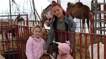 Der Circus Olympia ist ein Familienunternehmen. Um die beiden Ziegen Bibi und Tina kümmern sich alle, auch Lavinia Renz und ihre Töchter Jolina (links) und Melody.