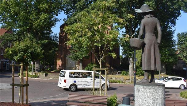 Bad Bederkesa: Darum bleibt der CityBus bei seiner Jungfernfahrt leer Ein Bus, ein Auto und eine Skulptur