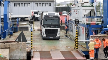 Lkw auf einer Fähre