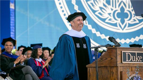 Proteste gegen Rede von Jerry Seinfeld an US-Uni Der Comedian und Festredner Jerry Seinfeld bei der Abschlussfeier der Duke Universität.