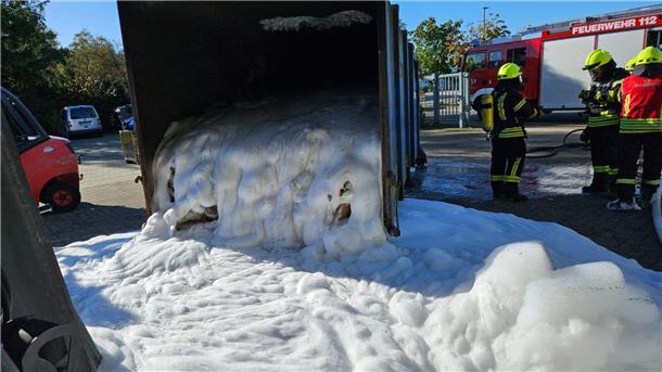 Großer Müllcontainer brennt: Feuerwehreinsatz auf Sottrumer Firmengelände Der Container musste mit Löschschaum geflutet werden.