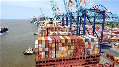 Der Containerfrachter „Eleonora Maersk“ liegt am NTB-Terminal an der Bremerhavener Stromkaje: Weil die Reedereien MSC und Maersk zu lange Wartezeiten in Hamburg kritisieren, wurde ein kompletter Liniendienst der Allianz „2M“ für mindestens einen Monat nach Bremerhaven umgeleitet.