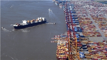 Containerschiff, das am Terminal ablegt