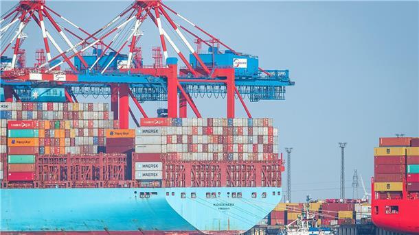 Containerumschlag in Bremerhaven: Wachstumskurs mit einem Dämpfer Containerschiff im Hafen