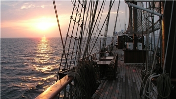 Der Crew der „Atlantis“ hat es sehr gut gefallen in Bremerhaven, weshalb sie am 8. Oktober wieder im Neuen Hafen anlegen wird. Auf dem Großsegler werden Open Ships und Segeltörns über die gesamten Herbstferien stattfinden.