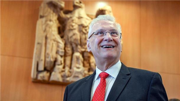 Grünes Licht für neues Wahlrecht - mit einer Einschränkung Der CSU in Bayern war die Reform ebenfalls ein Dorn im Auge. Innenminister Joachim Herrmann (CSU) ist demzufolge auch über das Urteil erfreut.