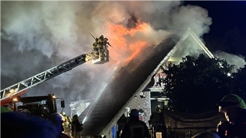 Der Dachstuhl eines Einfamilienhauses in Fintel stand komplett in Flammen.