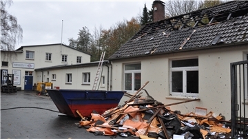 Der Dachstuhl eines Verwaltungsgebäudes der Traditionsfirma Herdejürgen & Harmsen in Einswarden hat am Freitagmorgen gebrannt.