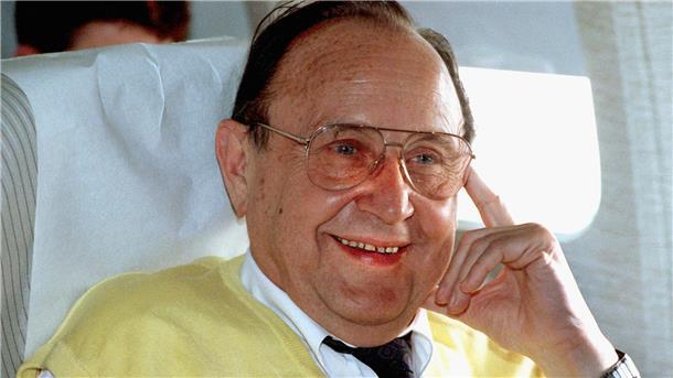 Wie der Pullunder wieder zum It-Piece wurde Der damalige Bundesaußenminister Hans-Dietrich Genscher (FDP) trägt während eines Fluges einen gelben Pullunder.