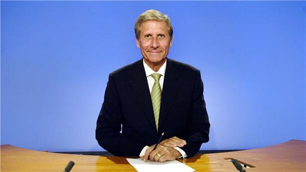 Der damalige Moderator Ulrich Wickert 2004 in Hamburg im „Tagesthemen“-Studio.