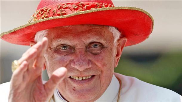 Der damalige Papst Benedikt XVI. 2010 am Ende seiner wöchentlichen Generalaudienz.