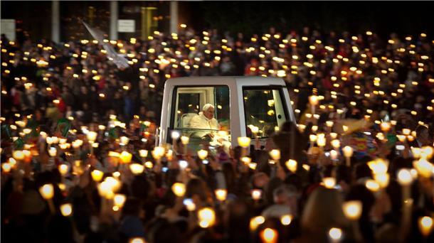 Der damalige Papst Benedikt XVI. fährt im Papamobil, als er das Heiligtum von Fatima verlässt (2010).