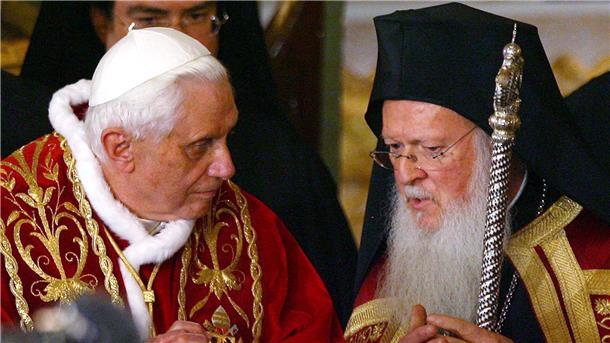 Der damalige Papst Benedikt XVI (l) und der Griechisch Orthodoxe Patriarch Bartholomew 2006 in Istanbul.