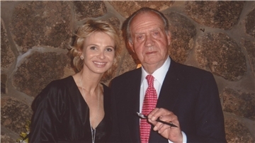Der damalige spanische König Juan Carlos und seine damalige enge Freundin Corinna zu Sayn-Wittgenstein in einer Szene der Serie „Juan Carlos - Liebe, Geld, Verrat“.