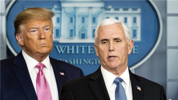 Auch Ex-US-Vize Pence hatte geheime Dokumente zu Hause Der damalige US-Vizepräsident Mike Pence (r) zusammen mit Donald Trump im Jahr 2020 im Weißen Haus.