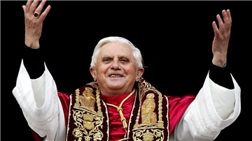 Der damals neu gewählte Papst Benedikt XVI., zuvor Joseph Kardinal Ratzinger, grüßt am 19.04.2005 die Menschen auf dem Petersplatz in Rom.