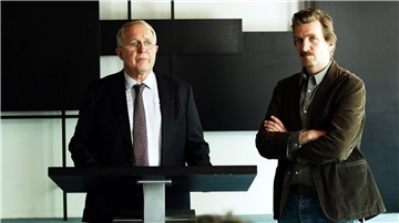 Der damals zuständige Staatsanwalt Gero Schmidt (Harald Krassnitzer, li.) und Ermittler Kai Matzen (Karsten Antonio Mielke, re.) informieren die Presse über den Fund der Leiche. 