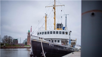 Ein Schiff liegt in einem Hafen.  Der Dampfeisbrecher „Wal“ feiert am 4. Oktober im Neuen Hafen sein 35-jähriges Jubiläum in Bremerhaven mit Open Ship, Gewinnspielen und Aktionen.