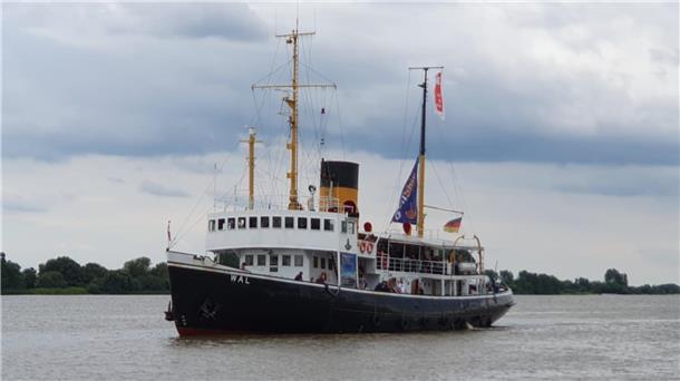 Beim Binnenhafenfest in Brake pullt die Osterfeuer-Crew am schnellsten Der Dampfeisbrecher „Wal“ lud zu Fahrten auf der Weser ein.