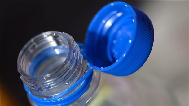 Genervt von Deckeln Der Deckel ist fest mit der Trinkflasche verbunden. Das soll für weniger Müll sorgen, nervt viele Menschen aber.