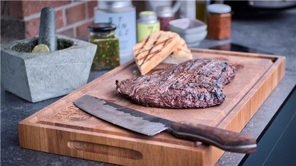 Simpel und saftig: Der „Deichgriller“ verrät sein perfektes Steak-Rezept Der „Deichgriller“ nimmt das Steak vom Grill und legt es gemeinsam mit dem krossen Brot auf ein Holzbrett. Dort soll es etwa fünf Minuten lang ruhen. Wenn er es direkt anschneiden würde, könnte zu viel kostbarer Fleischsaft austreten.