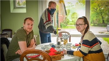 Der Deichhof von Jan-Hinrik Dircksen (Mitte) in Wremen darf wieder Touristen beherbergen. Alina Meyer und Timo Kaminski aus Braunschweig haben spontan gebucht. Eigentlich wollten sie nach Thailand.