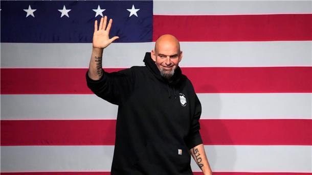 Sieger im Kapuzenpulli - Demokrat gewinnt Senatssitz Der Demokrat John Fetterman bei einer Wahlparty in Pittsburgh.