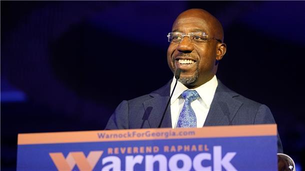 Der demokratische Senator Raphael Warnock spricht bei einer Wahlparty in Atlanta.