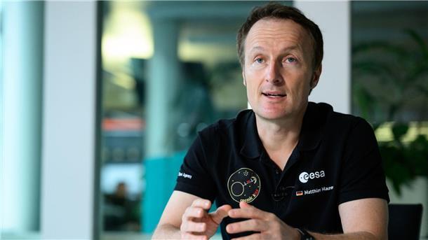 Der deutsche Astronaut Matthias Maurer will selbst gerne einmal auf den Mond fliegen.