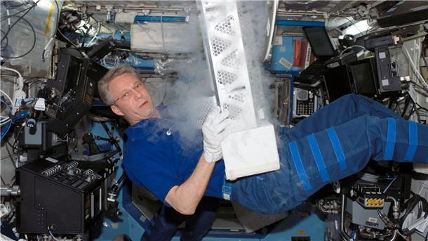 Astronaut Reiter wird 65: Sein Weg zum Raumfahrtpionier Der deutsche Astronaut Thomas Reiter an Bord der Internationalen Raumstation ISS: Hier hantiert er mit Teilen einer Laborgefriereinrichtung.