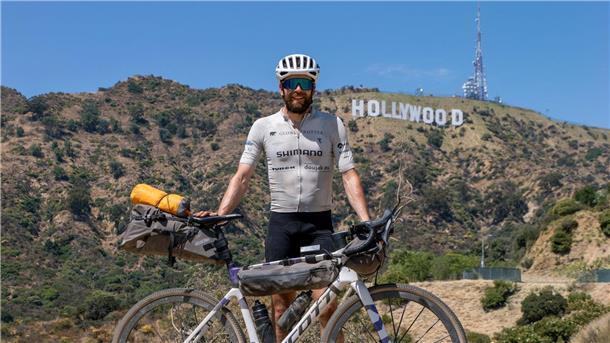 Jonas Deichmann: „Deutscher Forrest Gump“ absolviert US-Tour Der deutsche Athlet Jonas Deichmann mit seinem Fahrrad vor der Kulisse der Hollywood Hills in den USA.