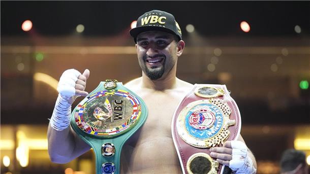 Der deutsche Boxer Agit Kabayel feiert seinen Sieg über den Kubaner Sanchez.