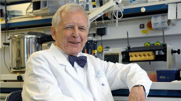 Der deutsche Krebsforscher Harald zur Hausen sitzt in einem Labor im Deutschen Krebsforschungszentrum (DKFZ) im Jahr 2008.