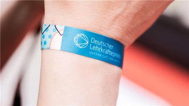 Preise für besonderen Unterricht Der Deutsche Lehrkräftepreis wird regelmäßig an Schulleitungen und Lehrkräfte verliehen.