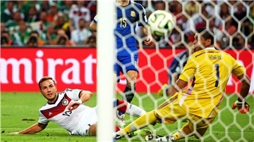 Der deutsche Spieler Mario Götze (l) schießt das 1:0 gegen Argentiniens Torhüter Sergio Romero (r) während des Finalspiels im FIFA World Cup 2014 zwischen Deutschland und Argentinien im Estadio do Maracana. Der Treffer wurde im Juli 2014 nicht nur zum Tor des Monats, sondern auch zum Tor des Jahrzehnt gewählt.