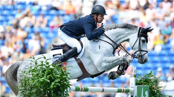 Der deutsche Springreiter Markus Beerbaum auf dem Pferd Comanche springt über ein Hindernis.
