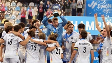 Der deutsche Torwart und das Team jubeln mit dem EM-Pokal.