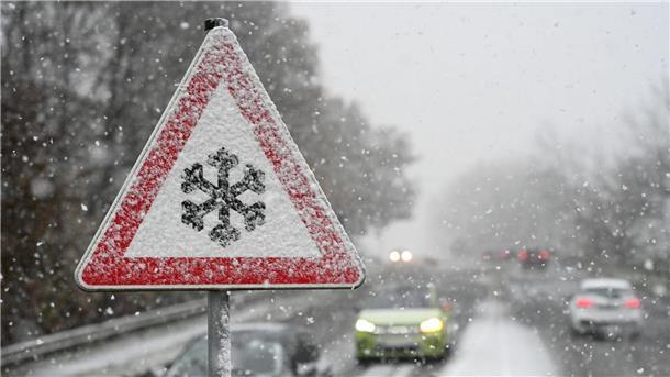 Winter sorgt für Chaos auf den Straßen - Für Sonntag ist Eisregen angekündigt Der deutsche Wetterdienst warnt vor gefährlichem gefrierenden Regen, der zu Glatteis führen kann.