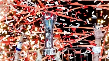 Der DHB-Pokal wird gefeiert.