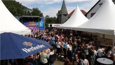 Überblick auf eine DJ-Area beim Frühtanz in Steinau