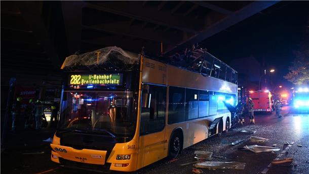 Der Doppeldeckerbus der Linie 282 steht zerstört unter einer Brücke an der Bergstraße in Berlin-Steglitz.