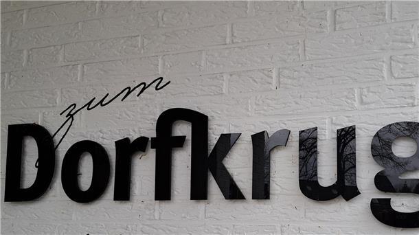 Das Restaurant "Zum Dorfkrug" in Lunestedt ist seit dem Herbst geschlossen. Das Foto zeigt den Schriftzug an der Fassade.  